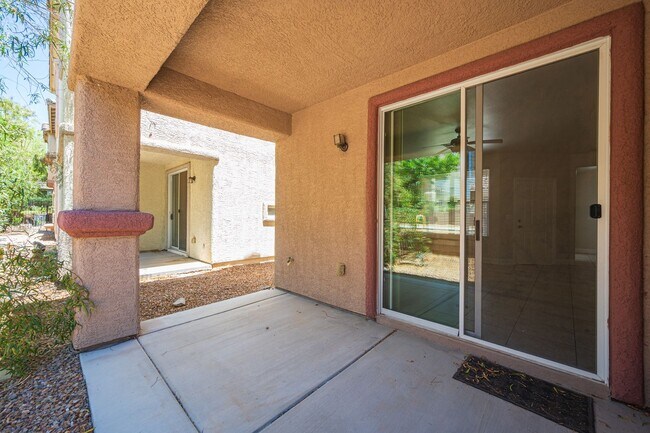 Building Photo - Beautiful 4 Bedroom 2.5 bath Home in the Southwest!