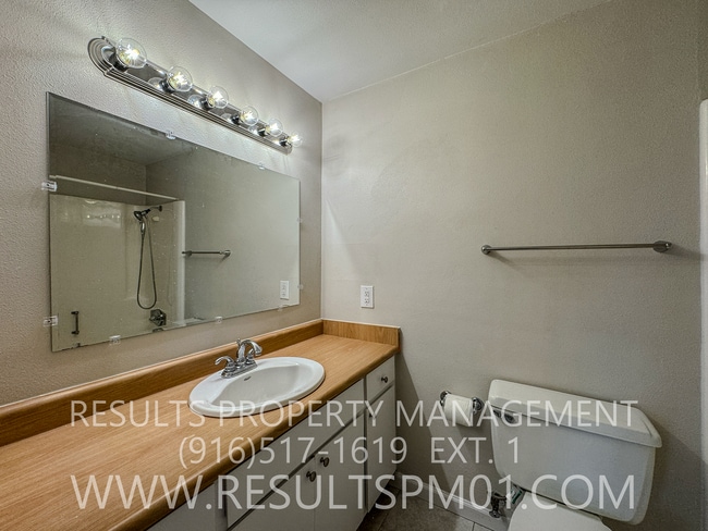 Building Photo - Charming 3-bedroom 2-bathroom home