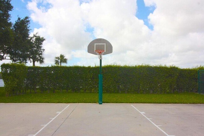 Building Photo - 101 Waterford D