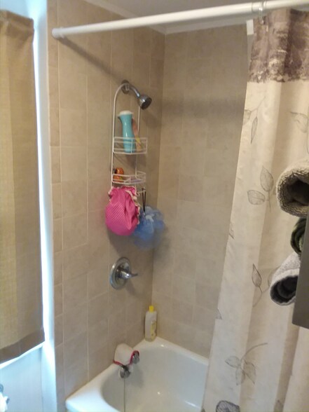 Tub & Shower - 323 Fremont St