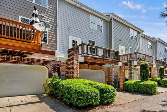 Building Photo - BEAUTIFUL TOWNHOUSE -COMMUNITY POOL-$500 OFF FIRST MONTH'S RENT!!