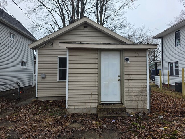 Building Photo - 2-Bedroom, 1-Bathroom Home – $995/Month - Accepting Section 8