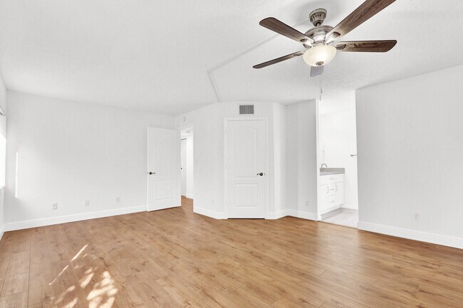 Building Photo - 52 Uno Lago Dr