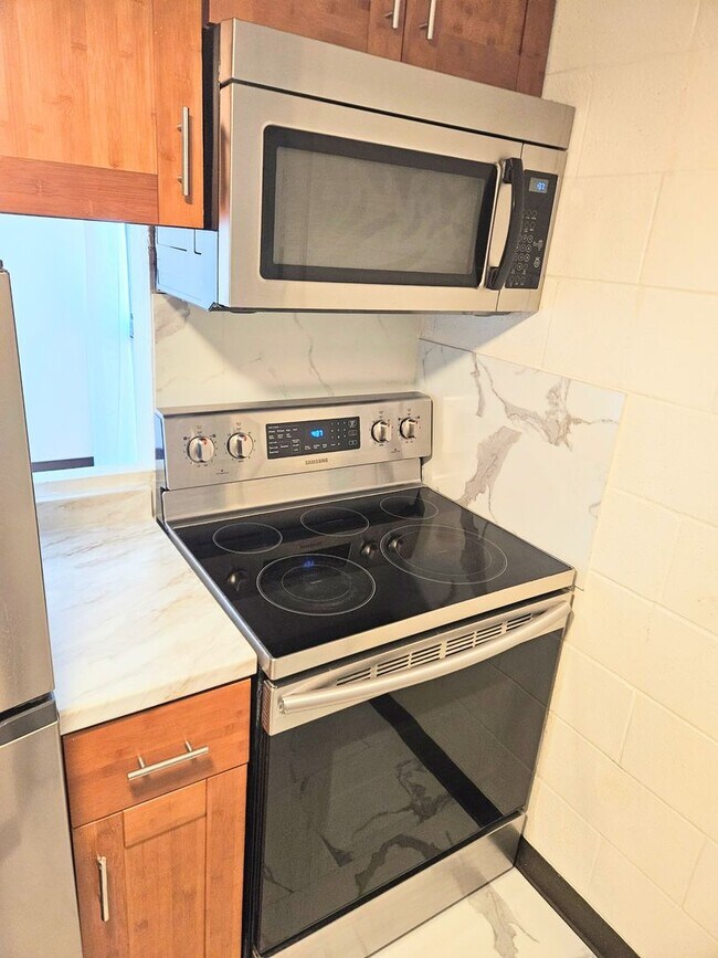 Building Photo - Maikiki Studio, 1 Parking Condominium in the Luna-Liho Towers Close to Punahou School