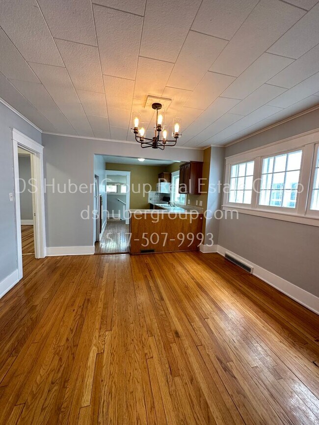 Building Photo - 302 N Hayford Ave