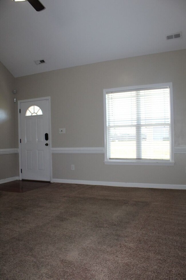 Building Photo - 107 Kenison Way