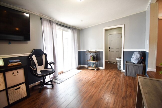 Building Photo - 3 Bedroom 2 Bath: Pets Considered