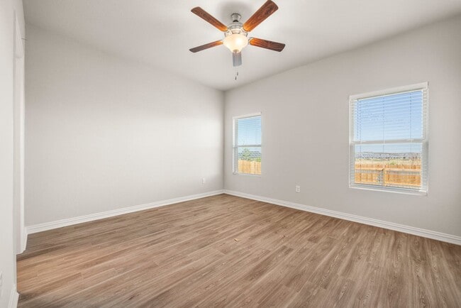 Building Photo - GORGEOUS 3 BEDROOM DUPLEX LOCATED IN CONVERSE, TX!