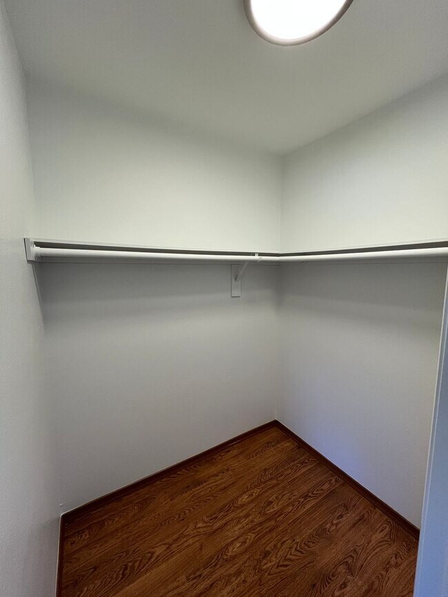 Building Photo - Canoga Park 1BR w/all appliances, parking,...