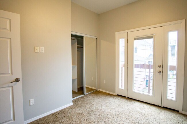 Building Photo - Contemporary Townhouse w Electric Fireplace, DW, & Juliette Balcony!