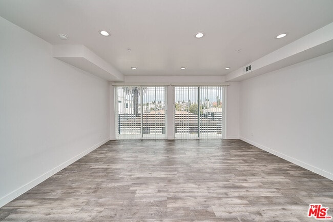 Building Photo - 603 W 41st Pl