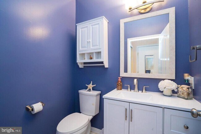 Building Photo - 704 Dahlia Cir