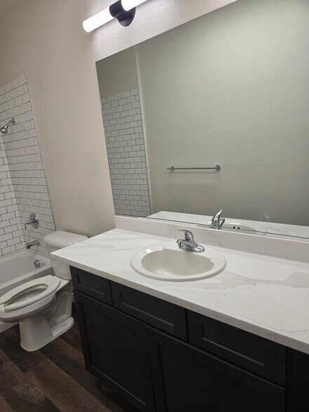 Building Photo - 524 N 7th St