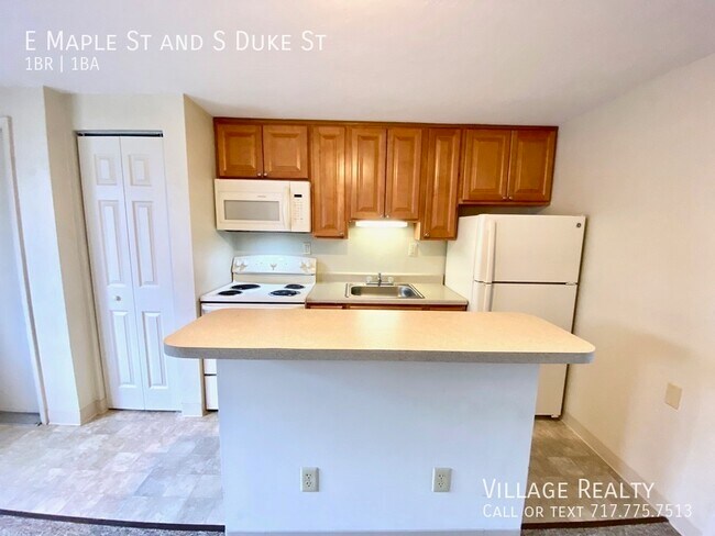 Building Photo - 451 E Maple St