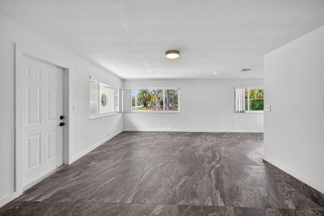 Building Photo - 4442 Sea Grape Dr