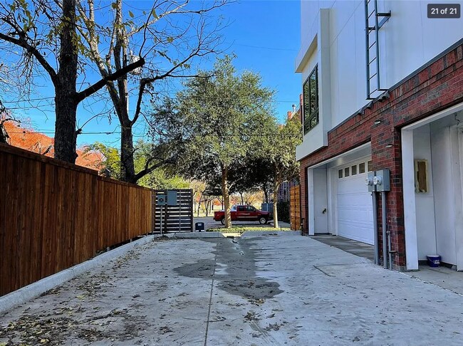 Building Photo - 313 College Ave