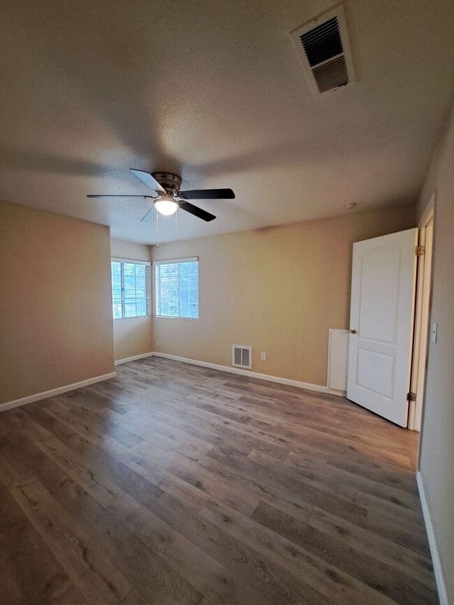 Building Photo - Stunning Large 4 Bedroom Home! Located Near Cedar & Nees!