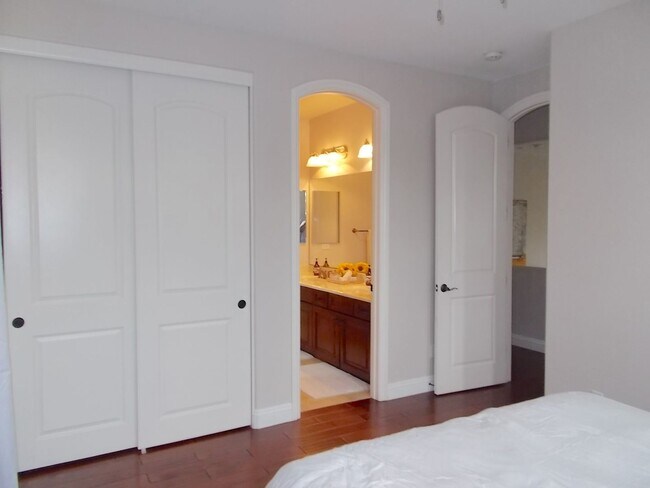 Building Photo - Spacious 4 Bed / 5 Bath Two-Story Home wit...