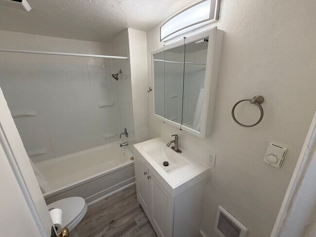 Building Photo - Cute 3 Bedroom, 1 Bathroom Home in Sunset Hill!