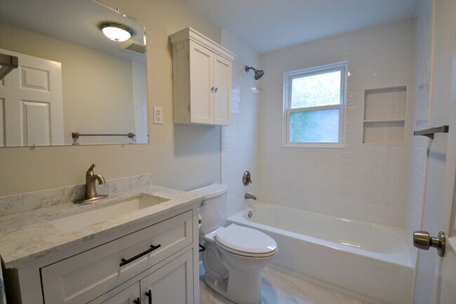 Building Photo - 74 Dunboy St
