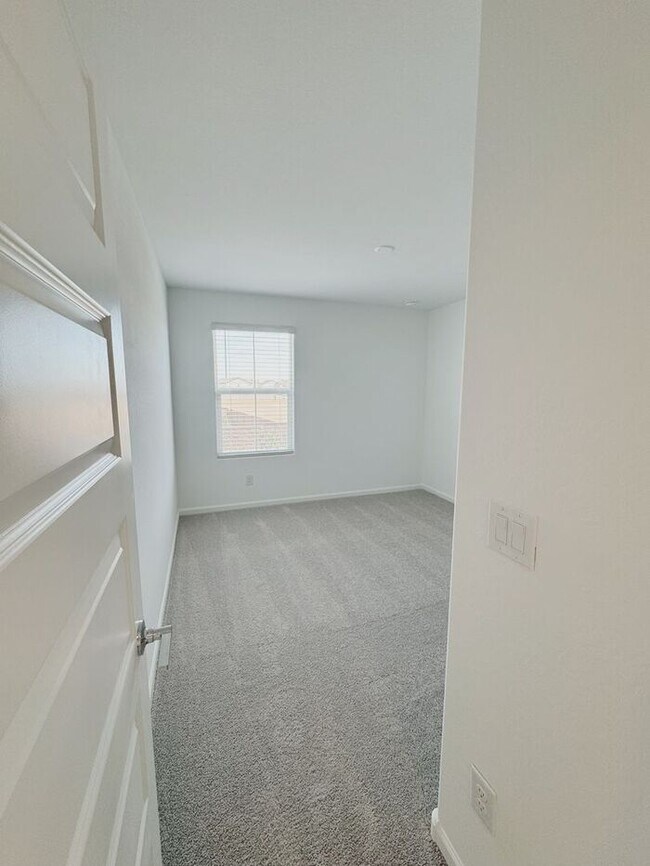 Building Photo - MOVE IN SPECIALS!! 15 DAYS RENT FREE!! New 5-Bedroom Home in Phoenix with Upgrades!