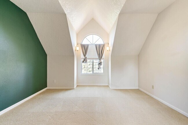 Building Photo - Comfortable 4-bdrm/2.5-bath home in Hillsb...