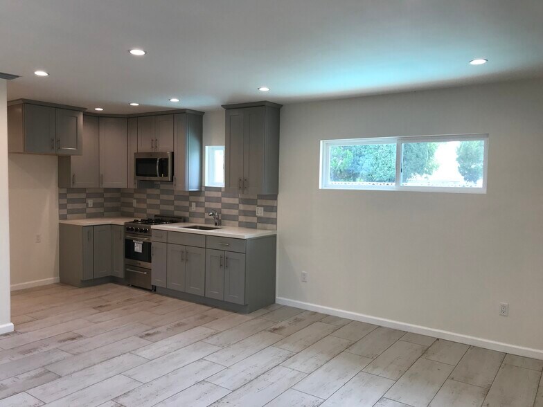 Building Photo - 10166 Petit Ave