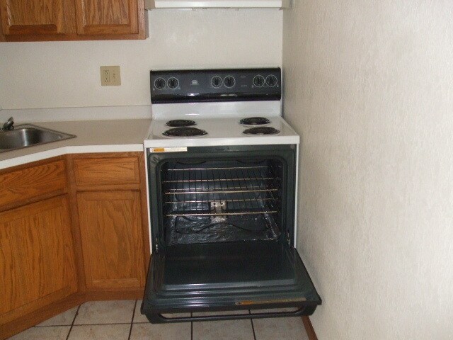 Range - 5 N Montague Ave