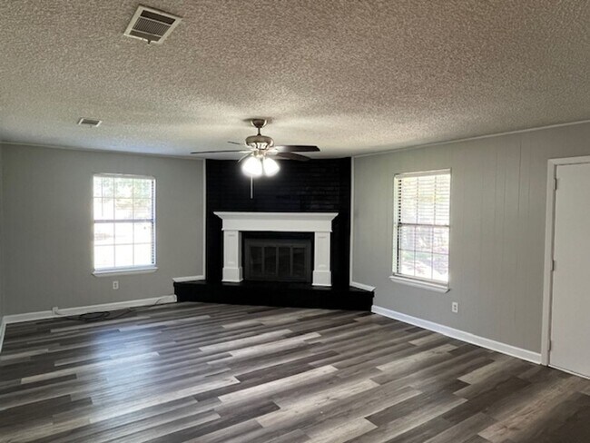 Building Photo - 16 Eastwood Dr