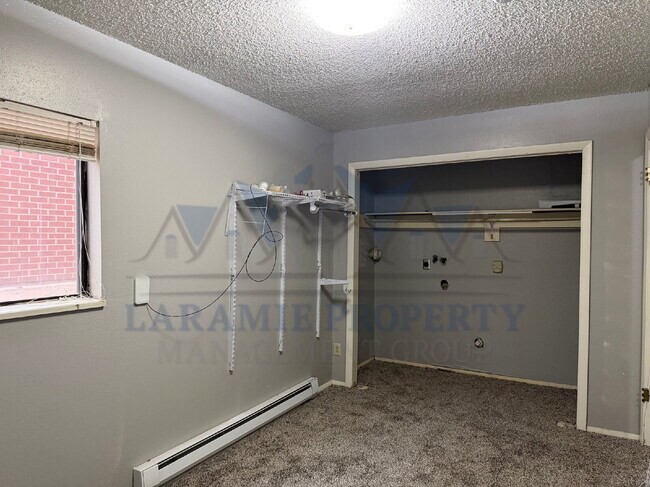 Building Photo - 4 Bed 1.5 Bath Townhouse Style Apartment