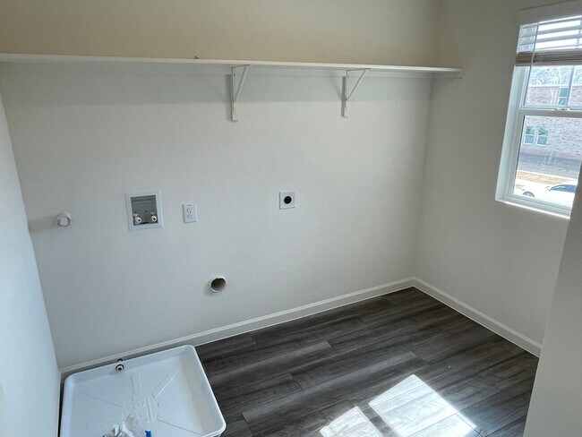 Building Photo - Welcome Home to Monticello Park!