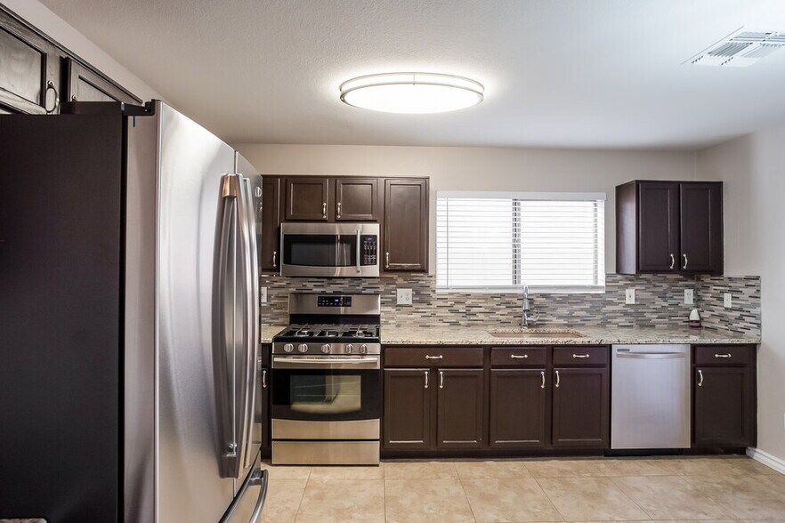 Building Photo - 2809 E Cherry Hills Dr