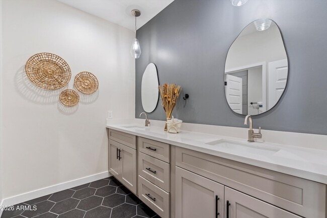 Building Photo - 1642 E Monte Vista Rd