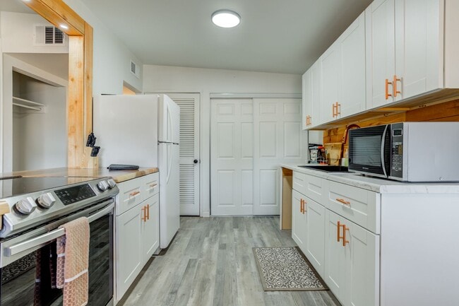 Building Photo - Chic 3 Bedroom in Caprock