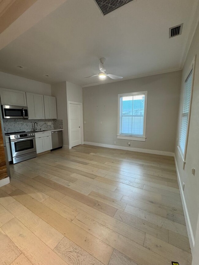 Building Photo - Stunning 2 bedroom 1 bath duplex  in Mid T...