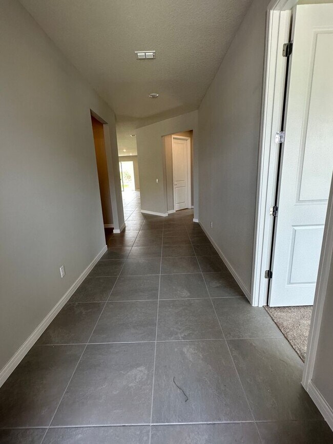 Building Photo - Stunning 4/2 close to Lake Nona!!
