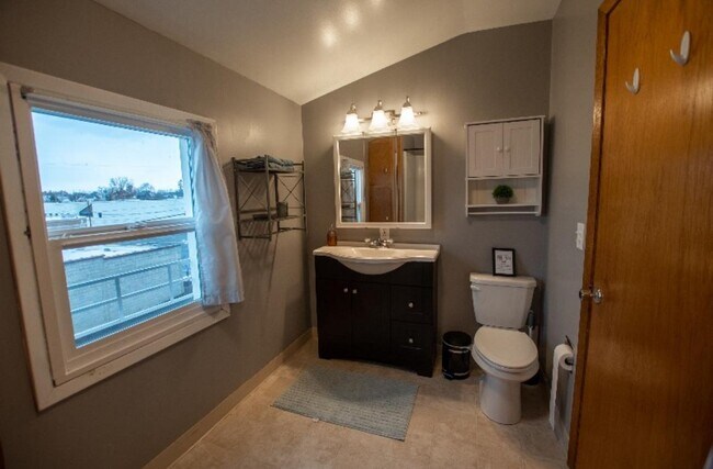 Building Photo - 1316 W Dean Ave