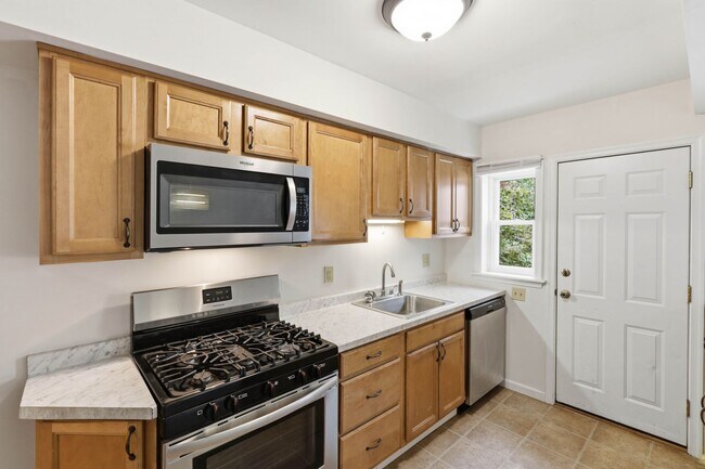 Building Photo - Cozy 2 Bedroom House Available Now!