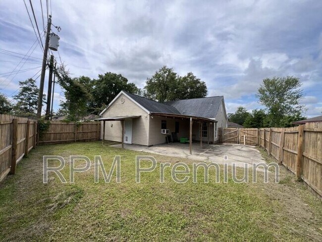 Building Photo - 8725 Fairoaks St