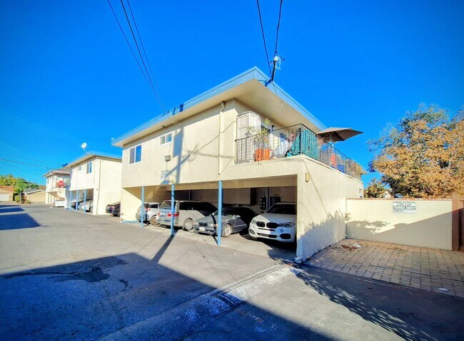 Building Photo - Refurbished 3bd Townhouse Style Apartment