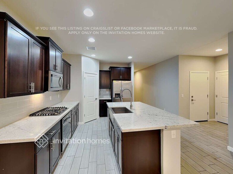 Building Photo - 4625 Greenleaf Dr