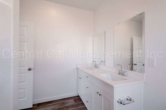 Building Photo - 4 Bedroom, 2 Bath Home with Solar in the Southwest - $2495 Per Month!