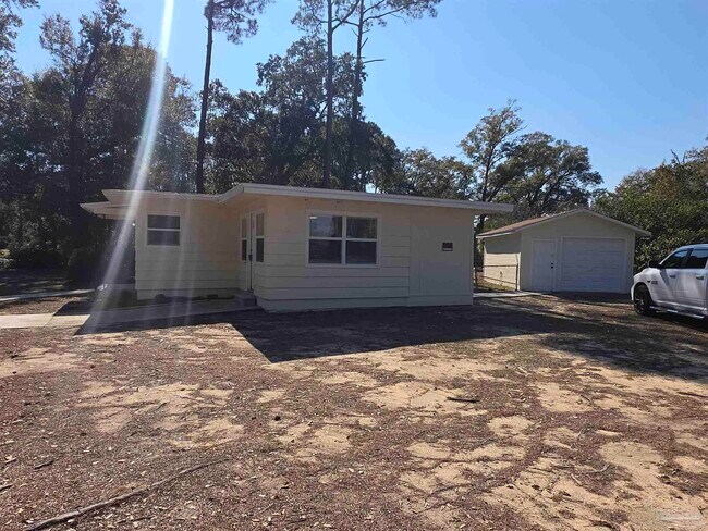 Building Photo - 207 Hart Dr