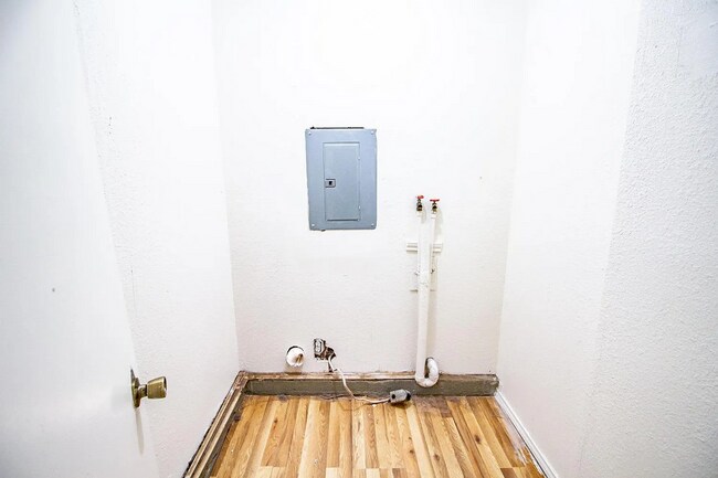 Building Photo - Updated 3 Bedroom Home for Rent in Central...