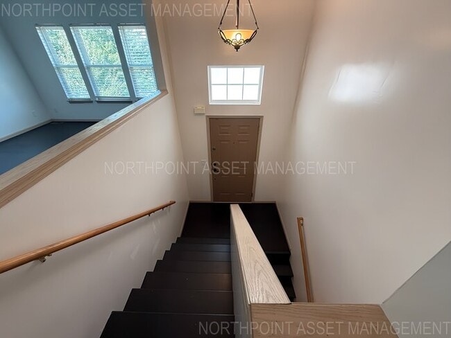 Building Photo - 3 Bed, 2 Bath Townhome SPECIAL!