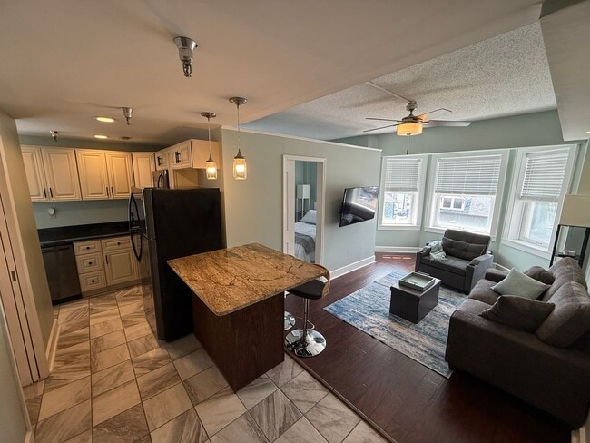 Building Photo - FULLY FURNISHED - Move in ready 1 bed & 1 ...