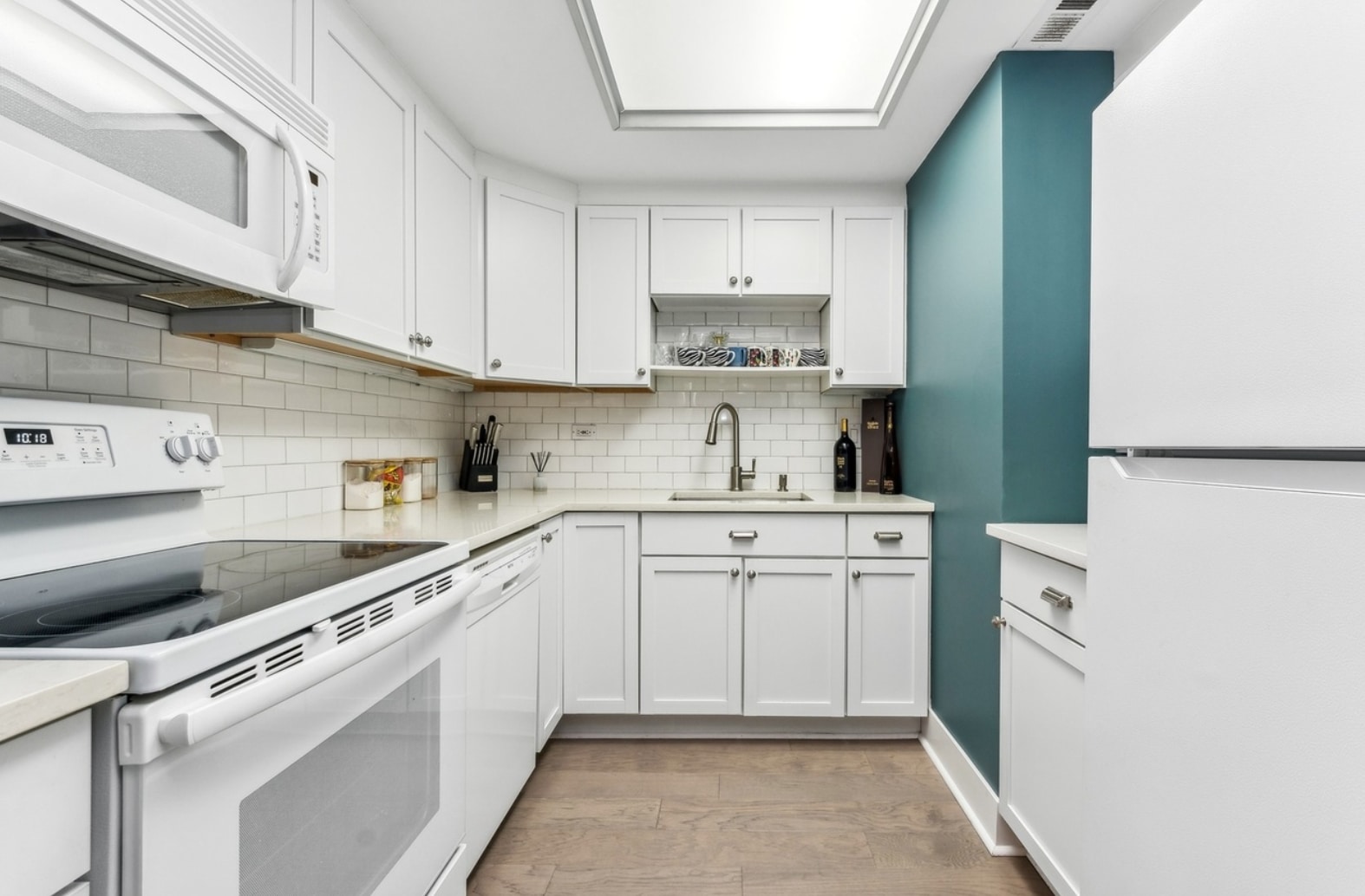 Building Photo - 40 E Delaware Pl