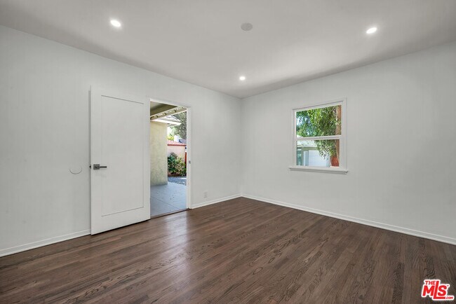 Building Photo - 1091 Palm Terrace