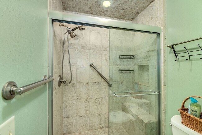 Building Photo - Fully furnished Beachside townhome