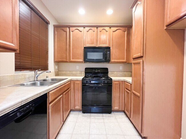 Building Photo - 3 Bd, 2.5 Ba Condo in Elk Grove
